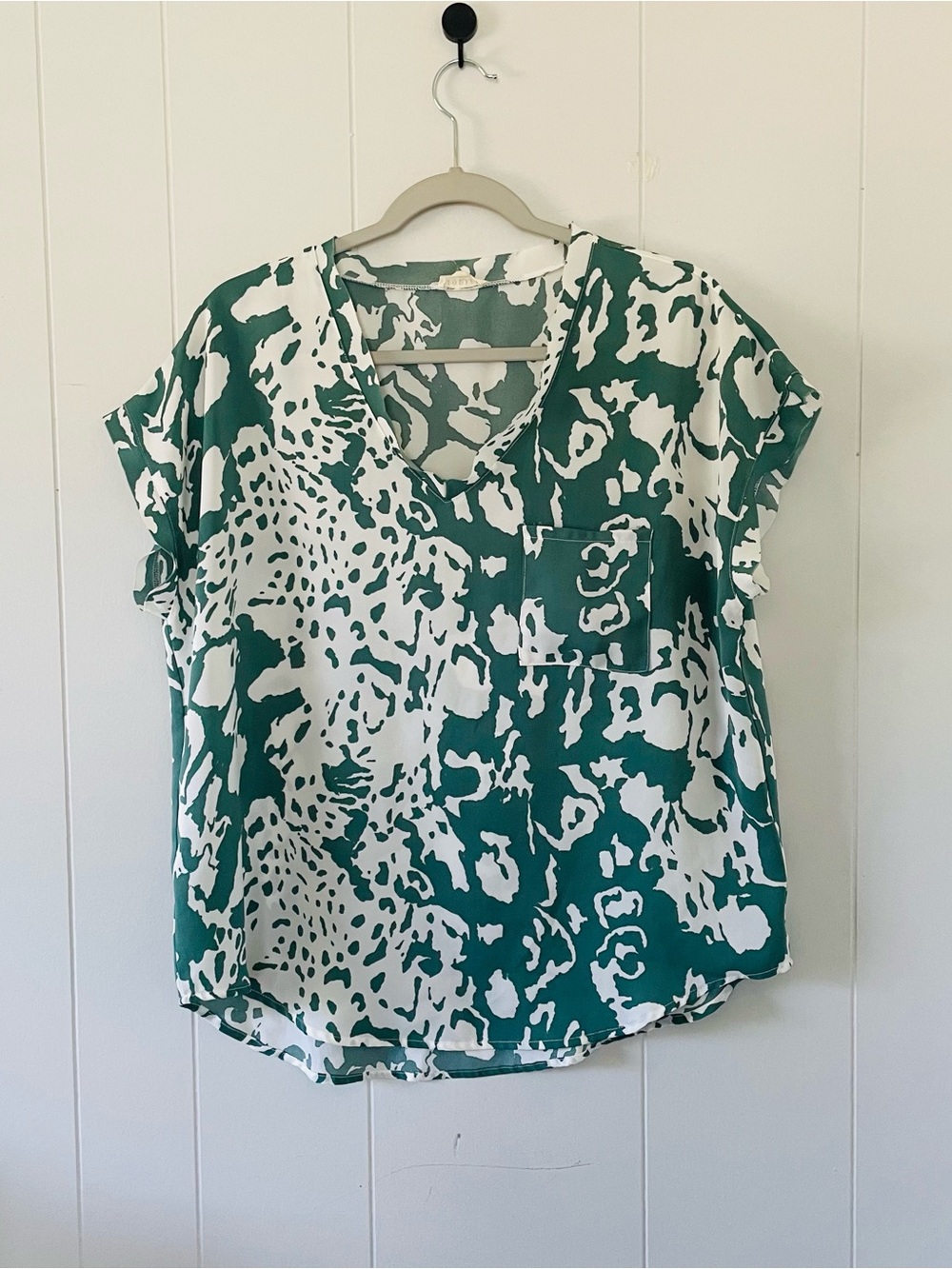 JODIFL Green and White Abstract Print V-Neck Pocket Tee